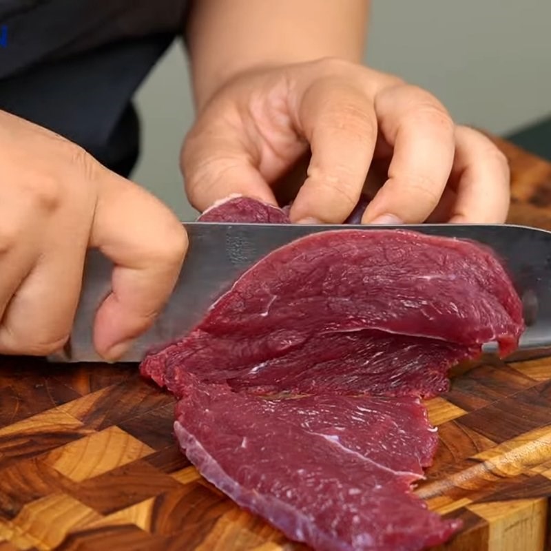 Bước 3 Ướp và làm thịt bò xào thơm mềm Miến trộn thập cẩm