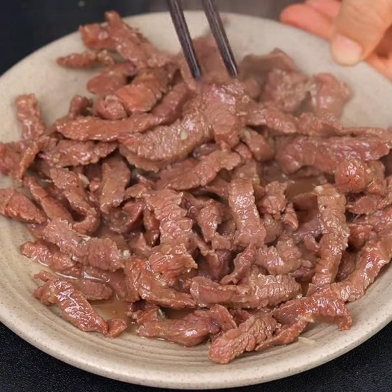 Bước 3 Ướp và làm thịt bò xào thơm mềm Miến trộn thập cẩm