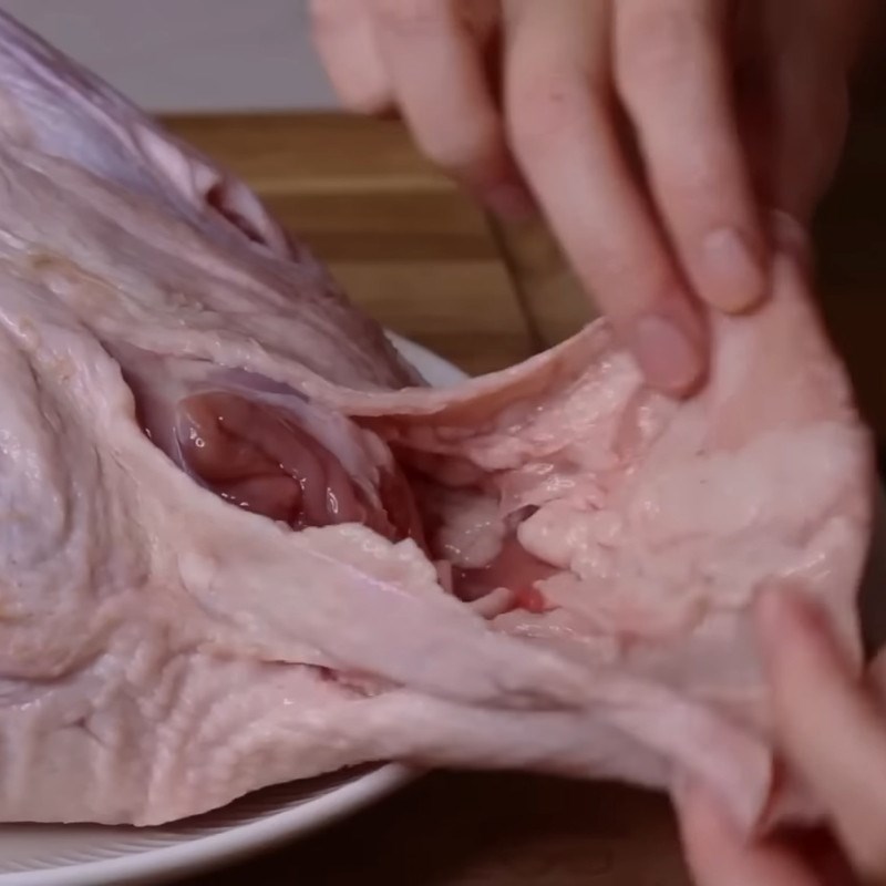 Bước 3 Ướp vịt và ghim kín phần cổ vịt quay tiêu