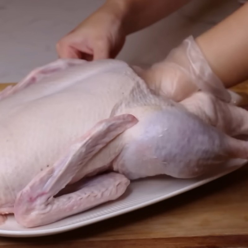 Bước 3 Ướp vịt và ghim kín phần cổ vịt quay tiêu