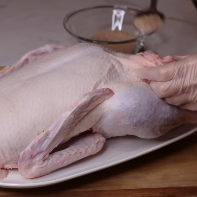 Bước 3 Ướp vịt và ghim kín phần cổ vịt quay tiêu