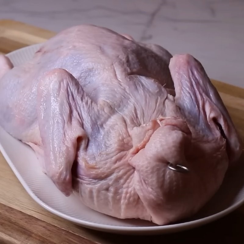 Bước 3 Ướp vịt và ghim kín phần cổ vịt quay tiêu