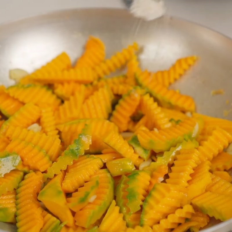 Bước 3 Xào bí đỏ thơm lừng Bí đỏ xào tỏi