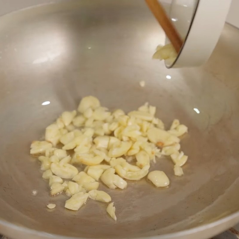 Bước 3 Xào bí đỏ thơm lừng Bí đỏ xào tỏi