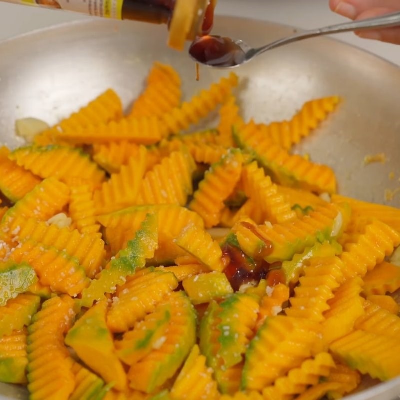 Bước 3 Xào bí đỏ thơm lừng Bí đỏ xào tỏi