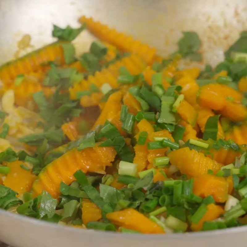 Bước 3 Xào bí đỏ thơm lừng Bí đỏ xào tỏi