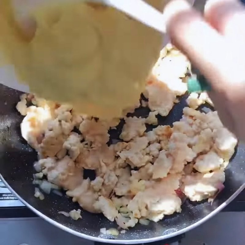 Bước 4 Xào nhân ức gà đậu xanh đậm đà Xôi gạo lứt