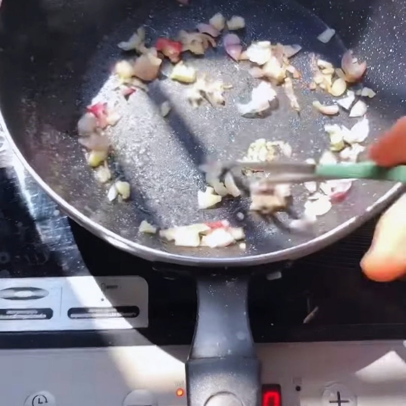 Bước 4 Xào nhân ức gà đậu xanh đậm đà Xôi gạo lứt