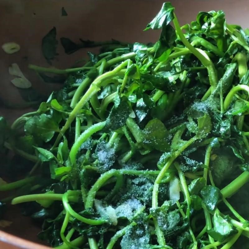 Bước 3 Xào rau cải xoong Rau cải xoong xào tỏi