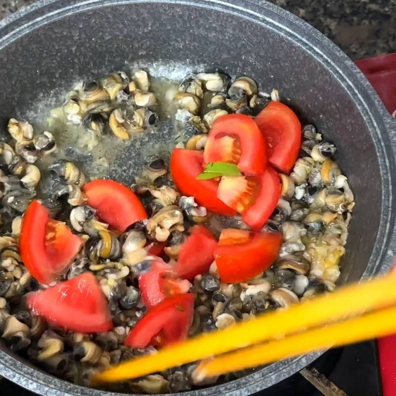 Bước 3 Xào ruột ốc và ngó khoai Bồng khoai nấu ốc