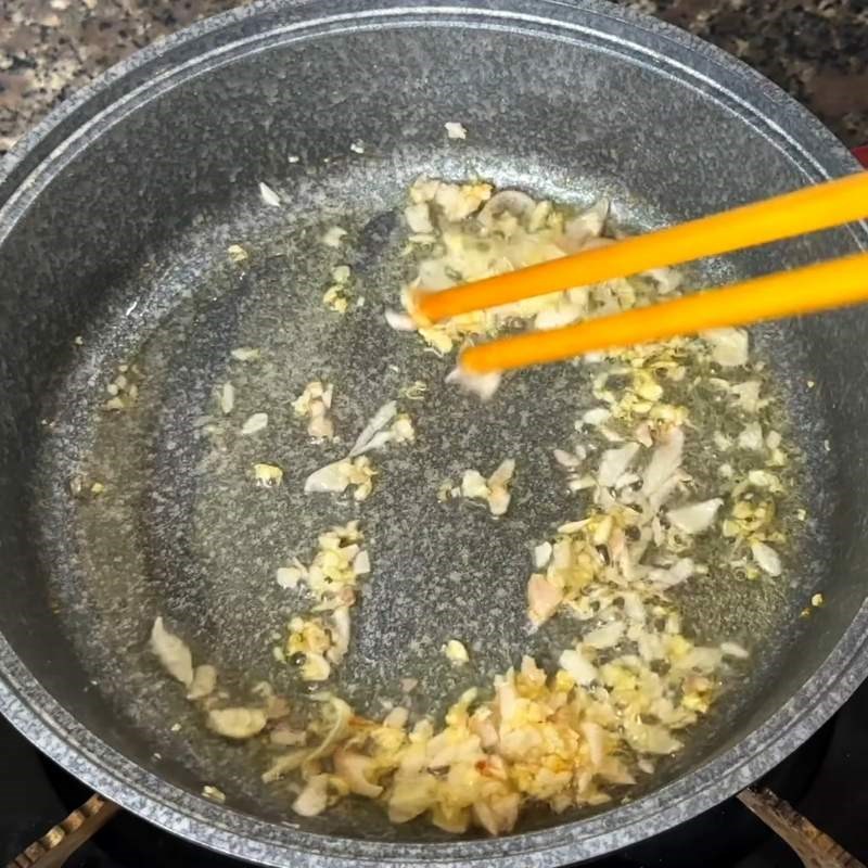 Bước 3 Xào ruột ốc và ngó khoai Bồng khoai nấu ốc