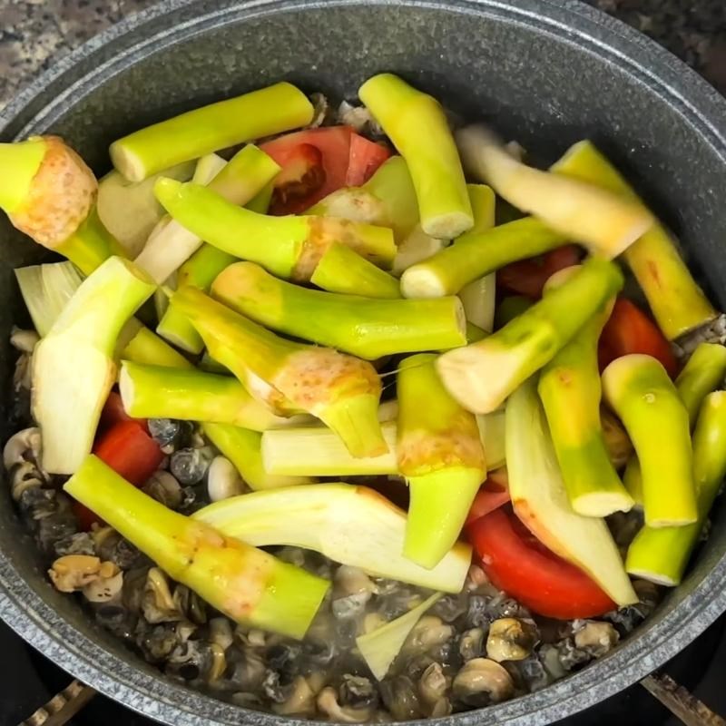 Bước 3 Xào ruột ốc và ngó khoai Bồng khoai nấu ốc