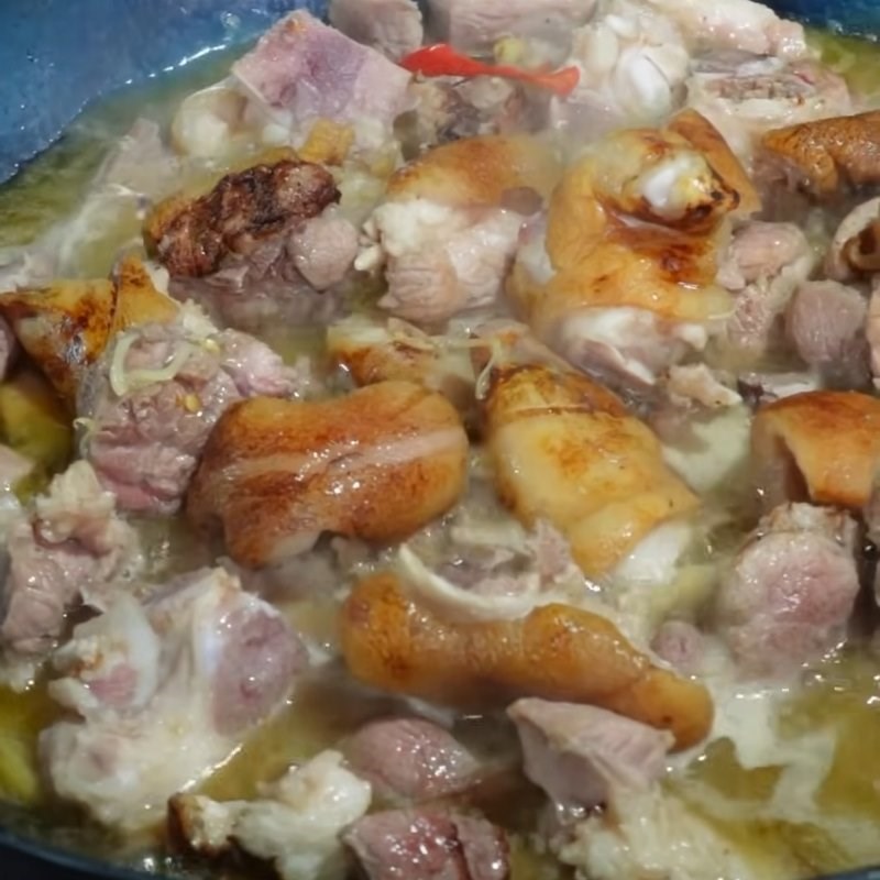 Bước 3 Xào săn thịt giò heo giả cầy Giò heo nấu giả cầy miền bắc