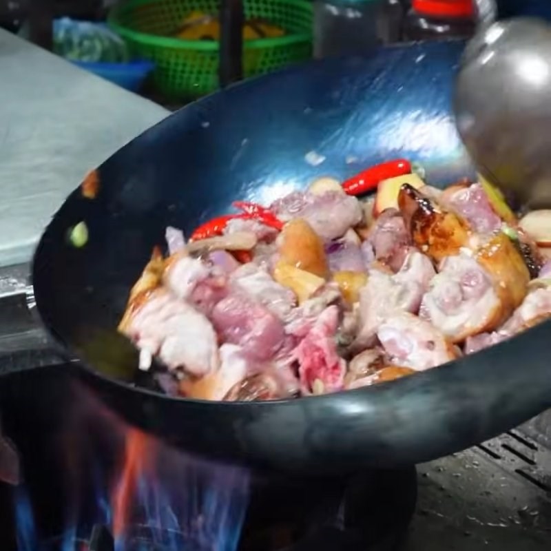 Bước 3 Xào săn thịt giò heo giả cầy Giò heo nấu giả cầy miền bắc