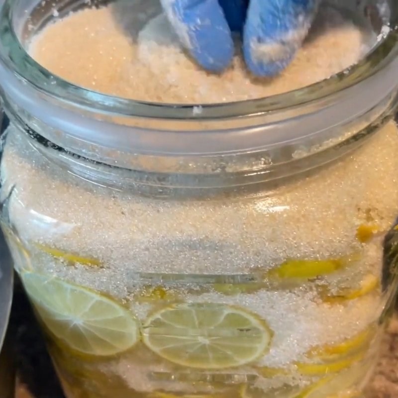 Bước 3 Xếp chanh vào hũ thủy tinh Chanh muối cắt lát