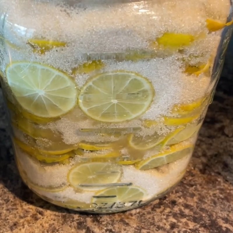 Bước 3 Xếp chanh vào hũ thủy tinh Chanh muối cắt lát