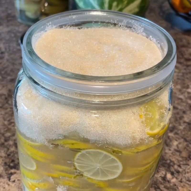 Bước 3 Xếp chanh vào hũ thủy tinh Chanh muối cắt lát