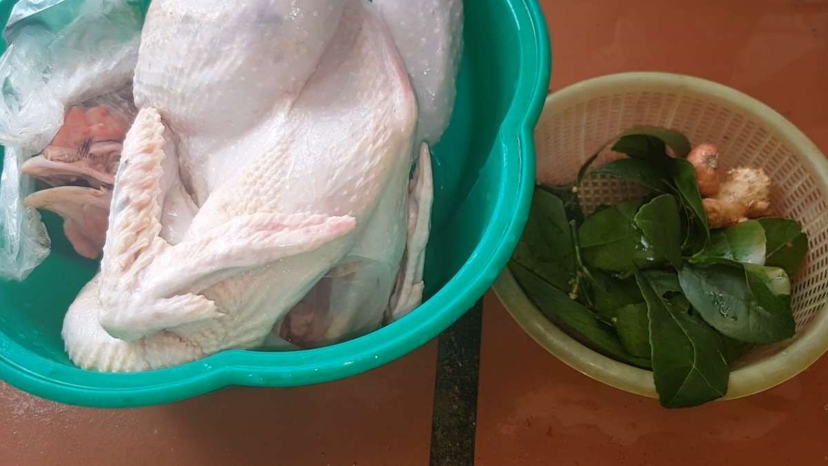 Nguyên liệu món ăn cách làm gà luộc lá chanh thơm ngon, da vàng giòn không bị nứt cực đơn giản