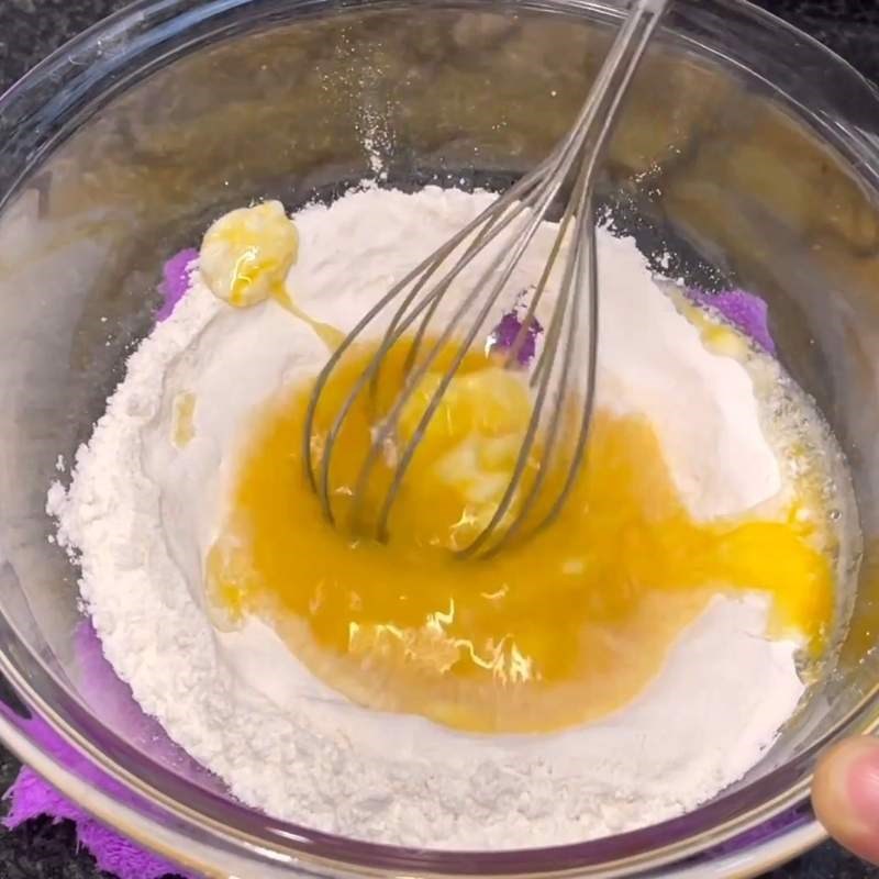 Bước 1 Pha bột và tráng bánh crepe Phú Sĩ Bánh Phú Sĩ sầu riêng