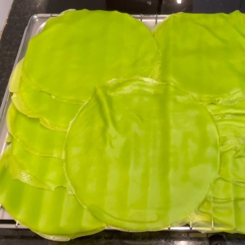 Bước 1 Pha bột và tráng bánh crepe Phú Sĩ Bánh Phú Sĩ sầu riêng