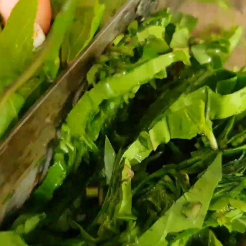 Bước 2 Sơ chế lá cách Rắn xào lá cách