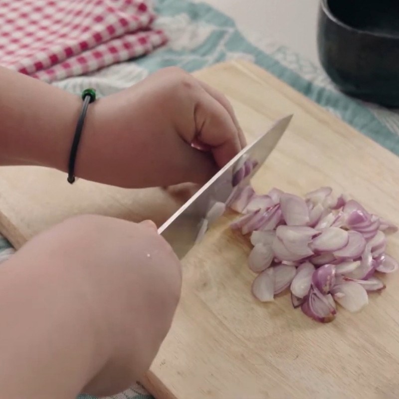 Bước 2 Cách làm hành phi vàng giòn Xôi Hoàng Phố