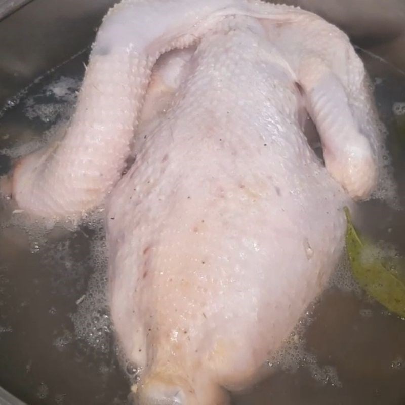 Bước 3 Cách luộc gà lá chanh chuẩn vị Gà luộc lá chanh
