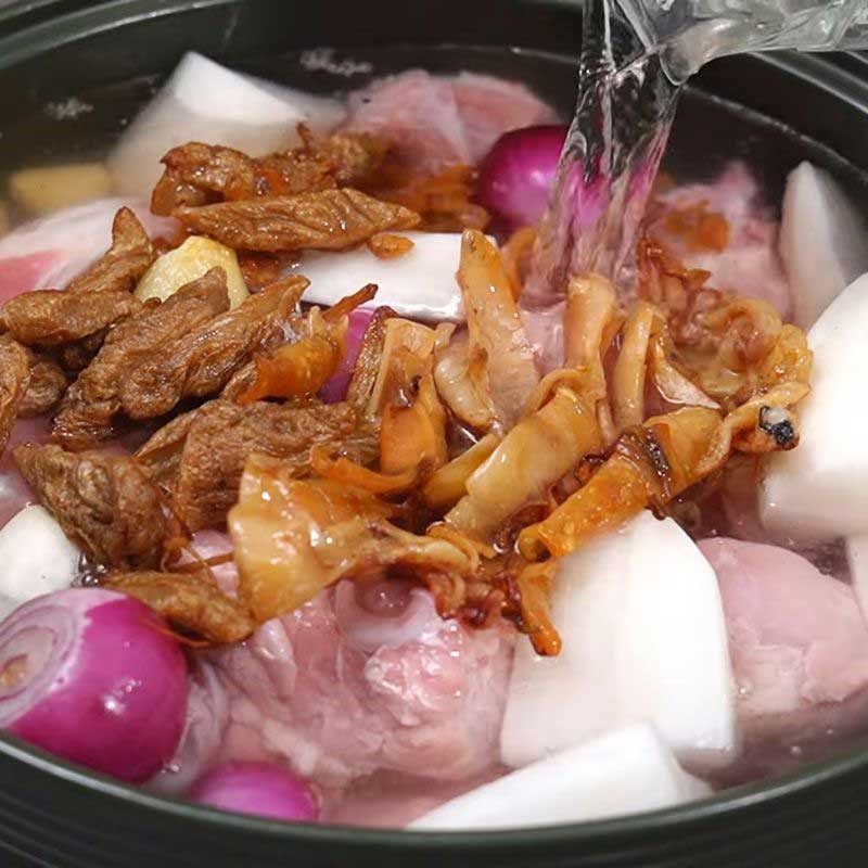 Bước 3 Cách nấu hủ tiếu mì trứng cuộn với nước lèo trong Hủ tiếu trứng cuộn