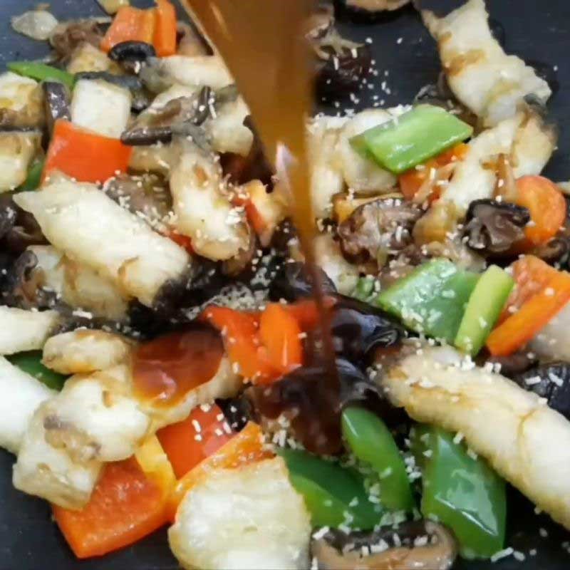 Bước 3 Cách xào cá tầm với nấm hương Cá tầm xào