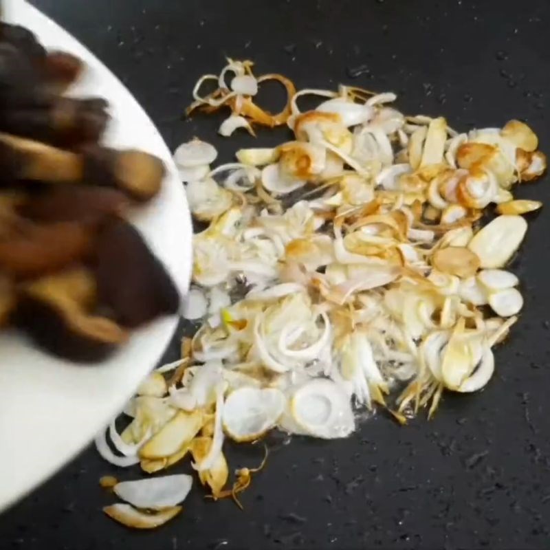 Bước 3 Cách xào cá tầm với nấm hương Cá tầm xào