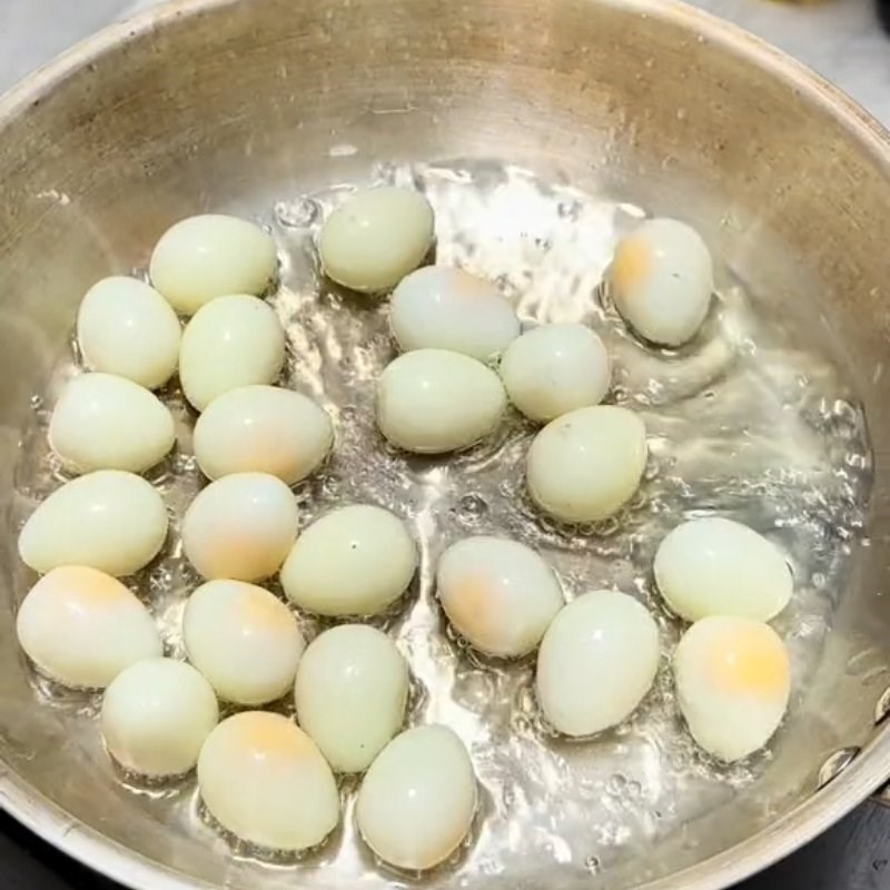 Bước 4 Chiên trứng cút rim thịt băm Thịt băm kho trứng cút
