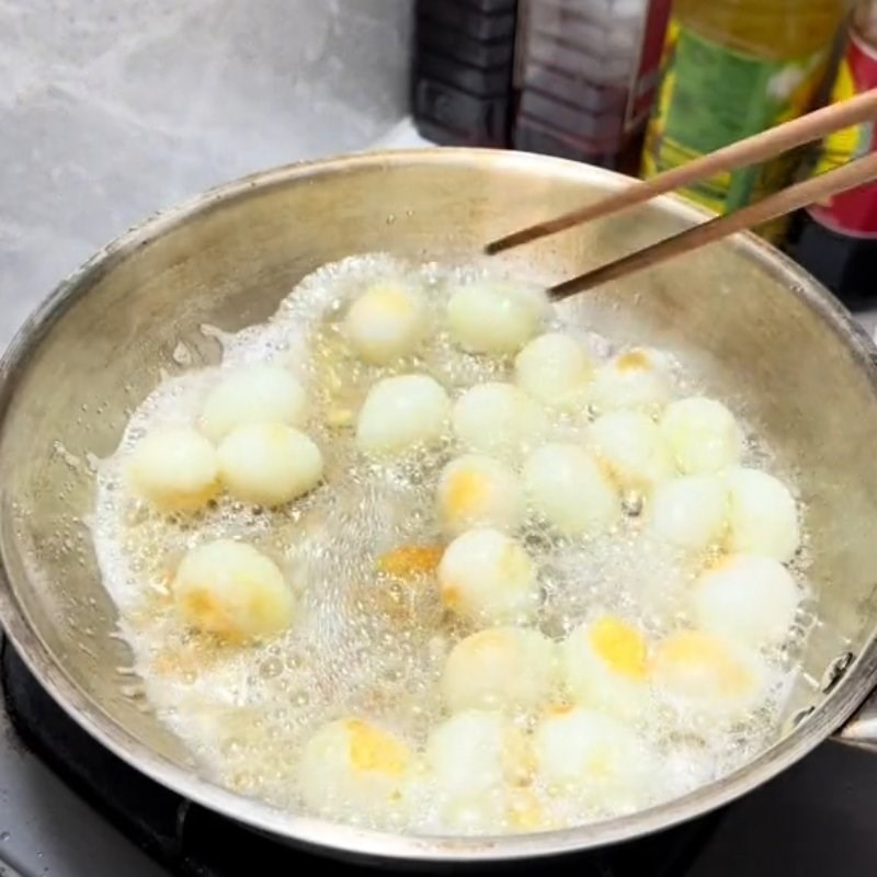 Bước 4 Chiên trứng cút rim thịt băm Thịt băm kho trứng cút