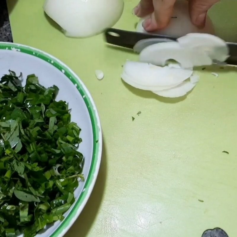 Bước 4 Chuẩn bị huyết heo, chả lụa và rau sống Bún bò miền Nam