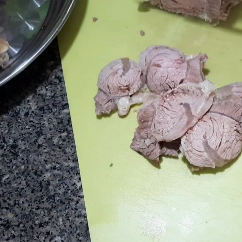 Bước 4 Chuẩn bị huyết heo, chả lụa và rau sống Bún bò miền Nam