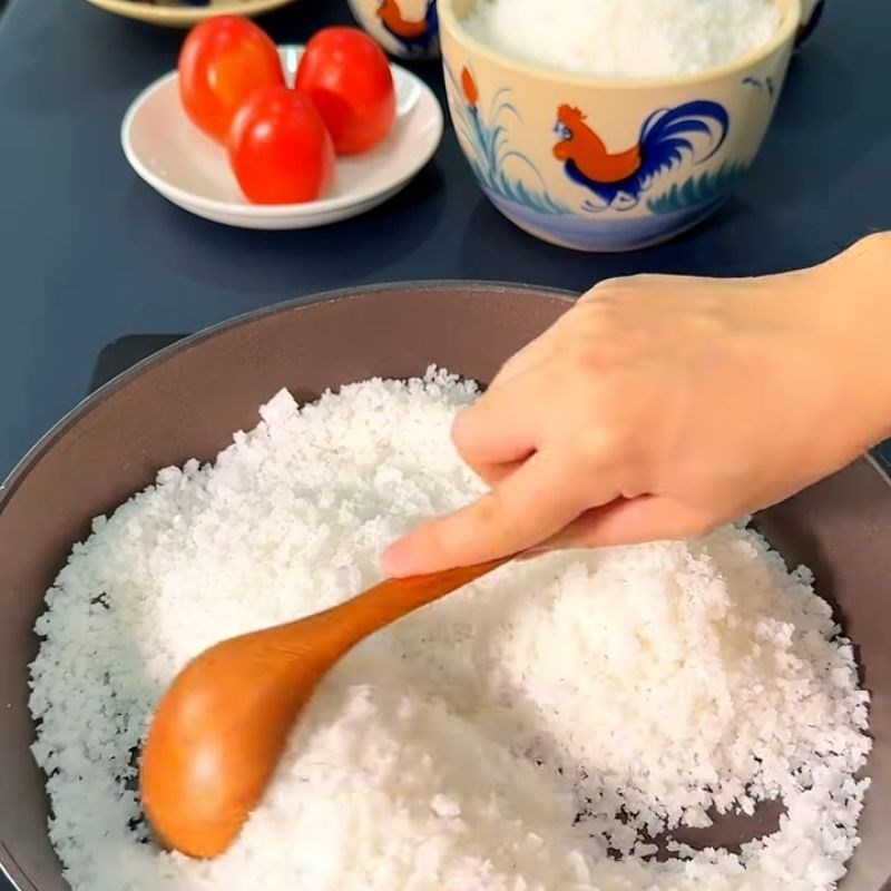 Bước 2 Chuẩn bị muối và phủ muối lên cá Cá thu 1 nắng