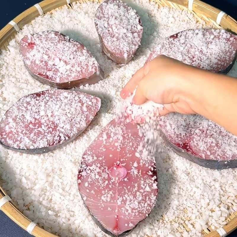 Bước 2 Chuẩn bị muối và phủ muối lên cá Cá thu 1 nắng