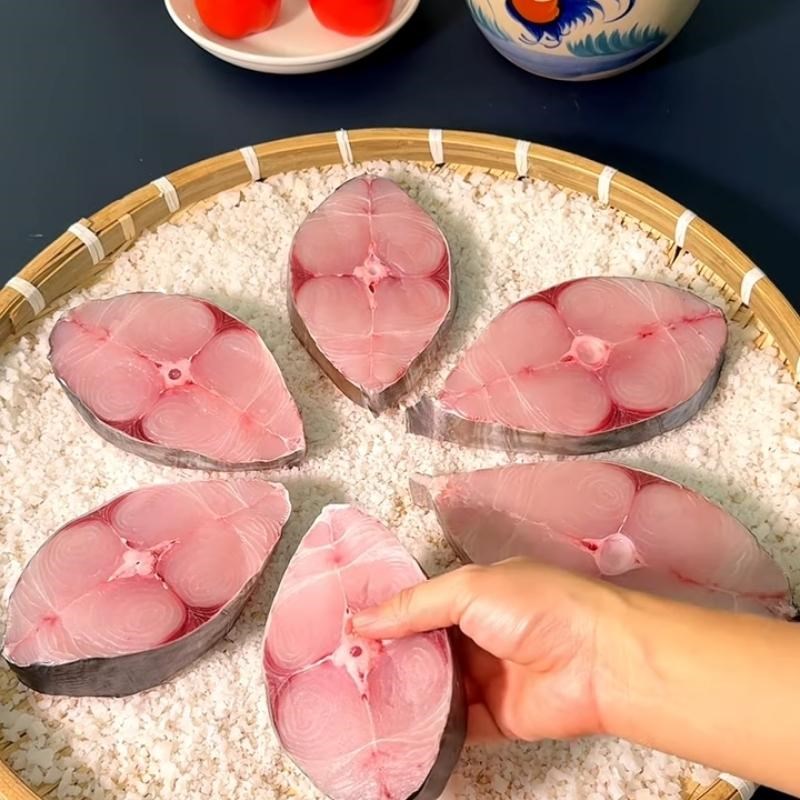 Bước 2 Chuẩn bị muối và phủ muối lên cá Cá thu 1 nắng