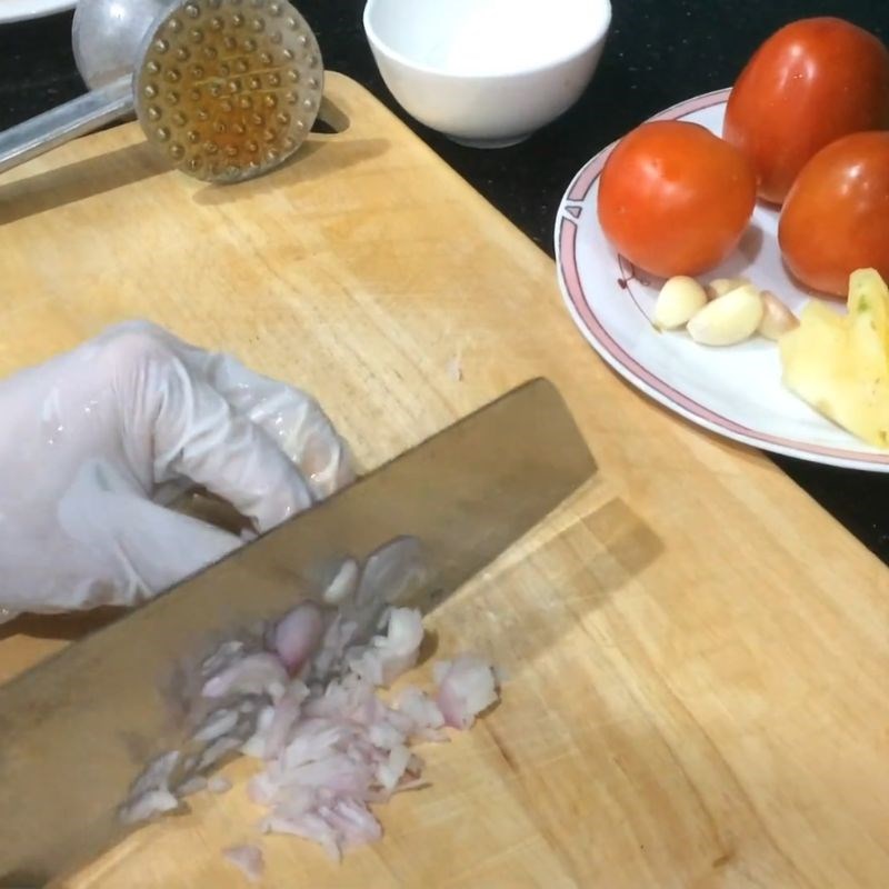Bước 2 Chuẩn bị rau củ và nước cốt me Canh hải sản