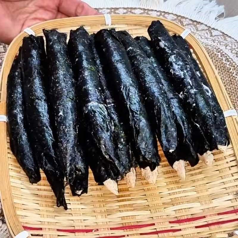 Bước 4 Cuốn lớp da cá bằng rong biển khô Cá kèo chay
