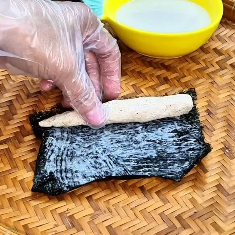 Bước 4 Cuốn lớp da cá bằng rong biển khô Cá kèo chay