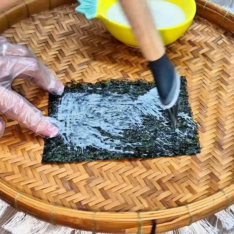 Bước 4 Cuốn lớp da cá bằng rong biển khô Cá kèo chay