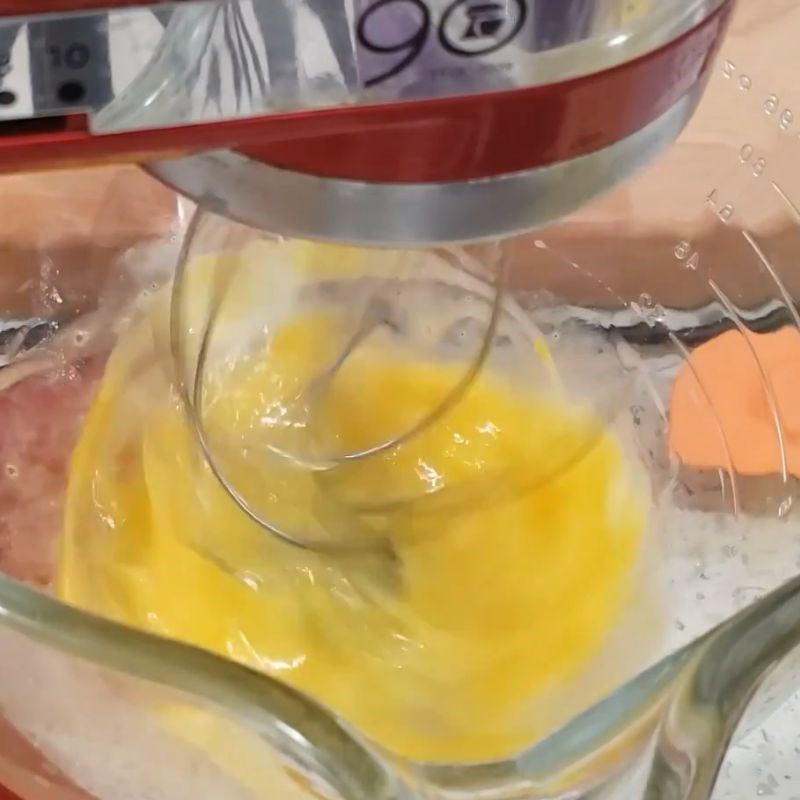Bước 2 Đánh trứng ban đầu Sốt mayonnaise ăn bánh mì