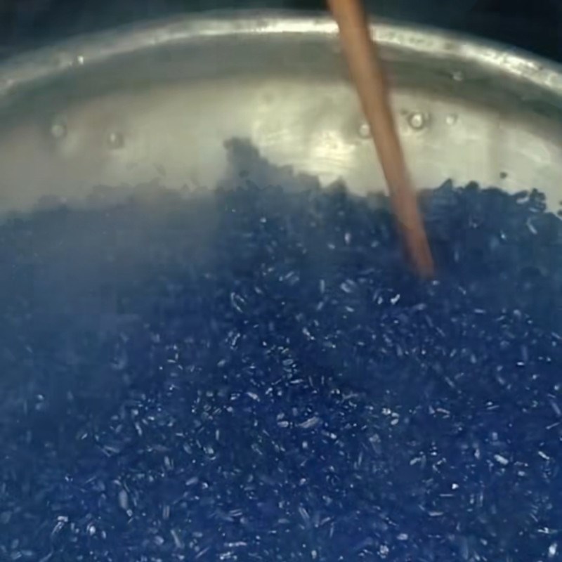 Bước 3 Đồ xôi (Hấp xôi) Xôi cẩm màu xanh dương