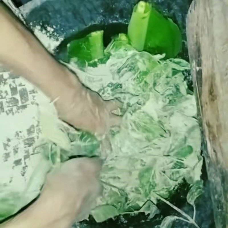 Bước 1 Giã lá cẩm với tro bếp Xôi cẩm màu xanh dương