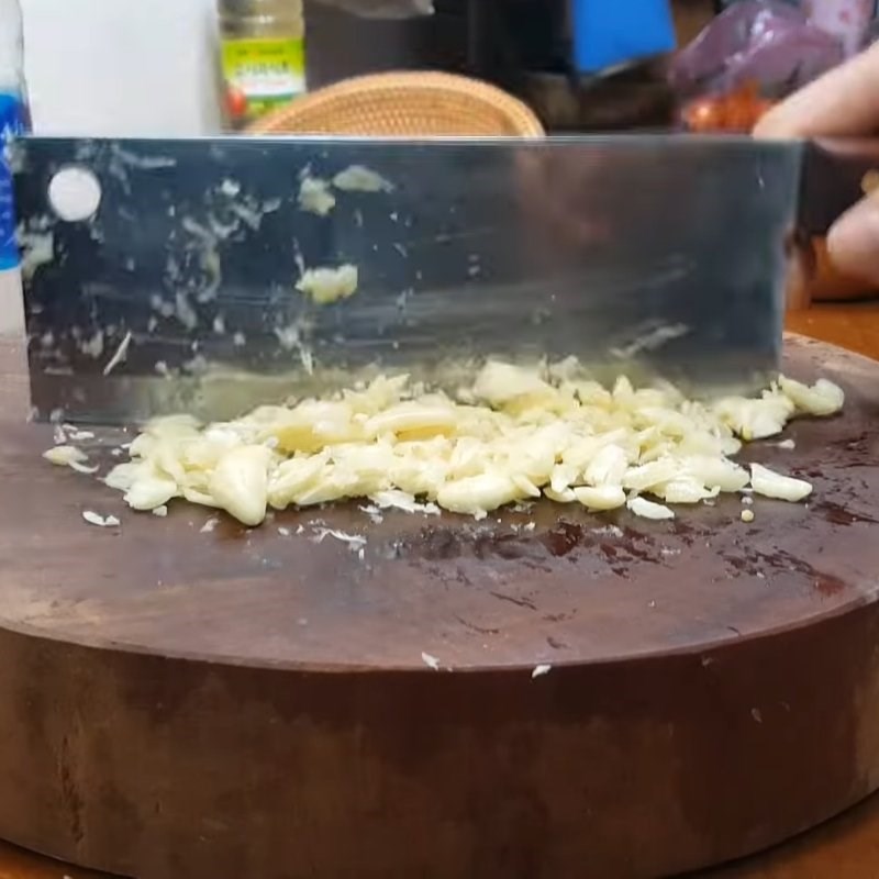 Bước 2 Giã và băm nhuyễn tỏi Cách ngâm rượu tỏi