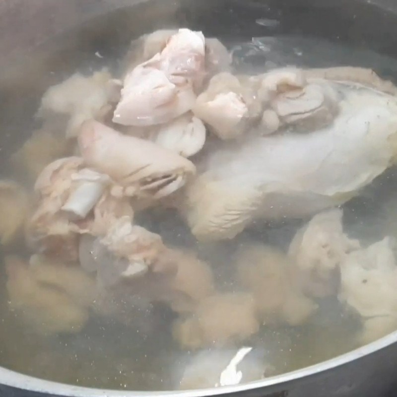 Bước 2 Hầm xương bò và nấu nước dùng ngọt thanh Bún bò miền Nam