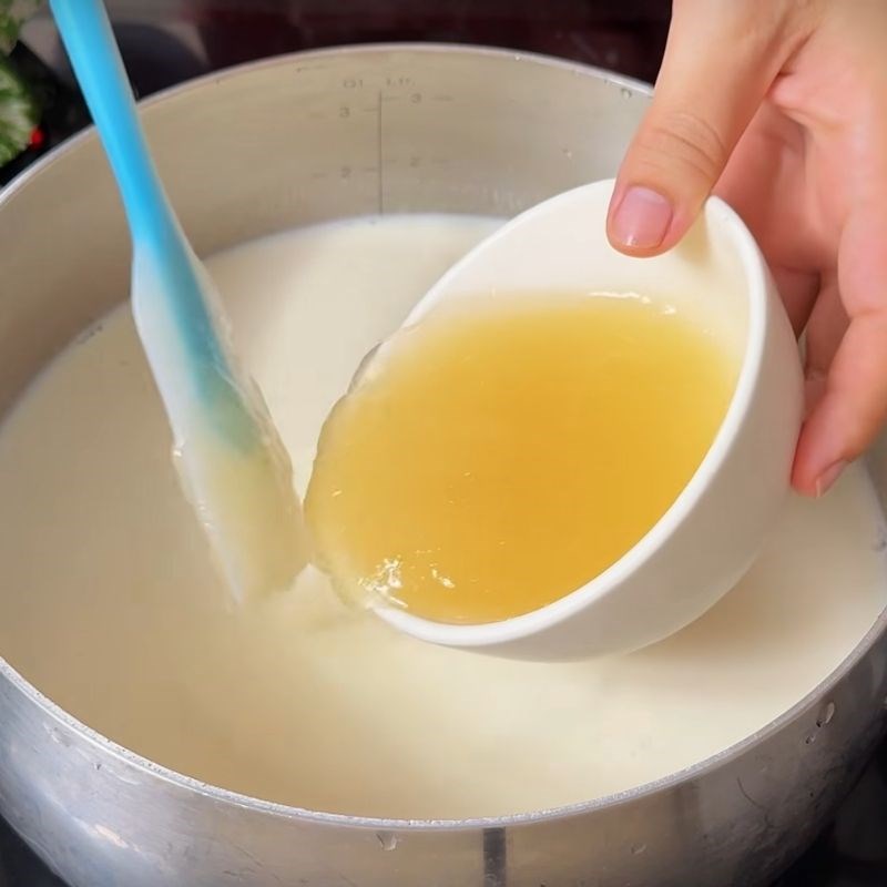 Bước 3 Hòa tan gelatin và whipping cream Cách làm khúc bạch sầu riêng