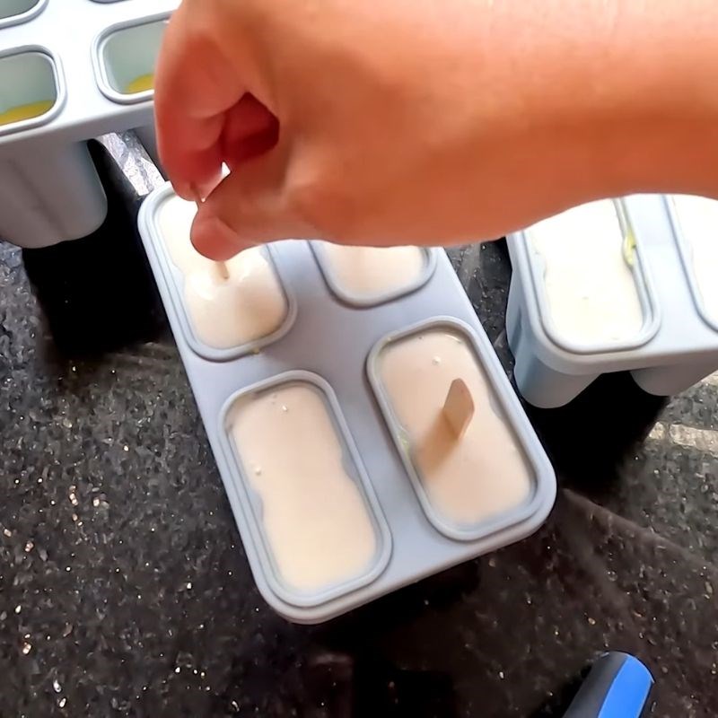 Bước 4 Hoàn thiện kem hai lớp Kem sầu riêng sữa chua không cần kem tươi