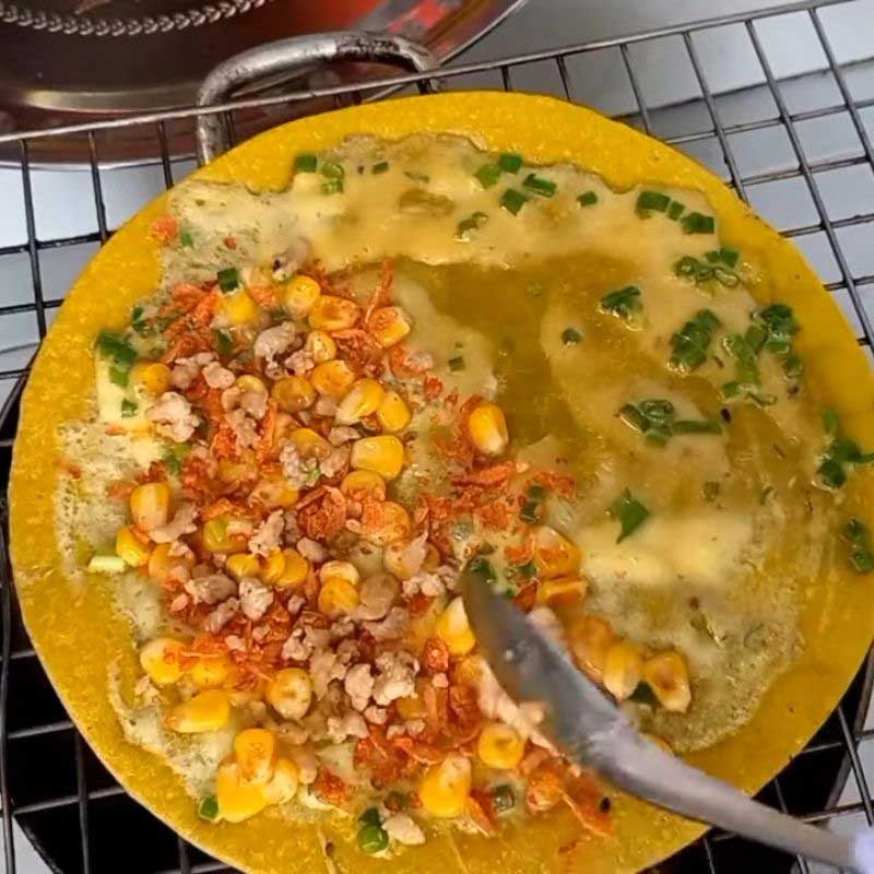 Bước 4 Hoàn thiện Pizza Đà Lạt với đầy đủ topping Bánh tráng nướng đà lạt