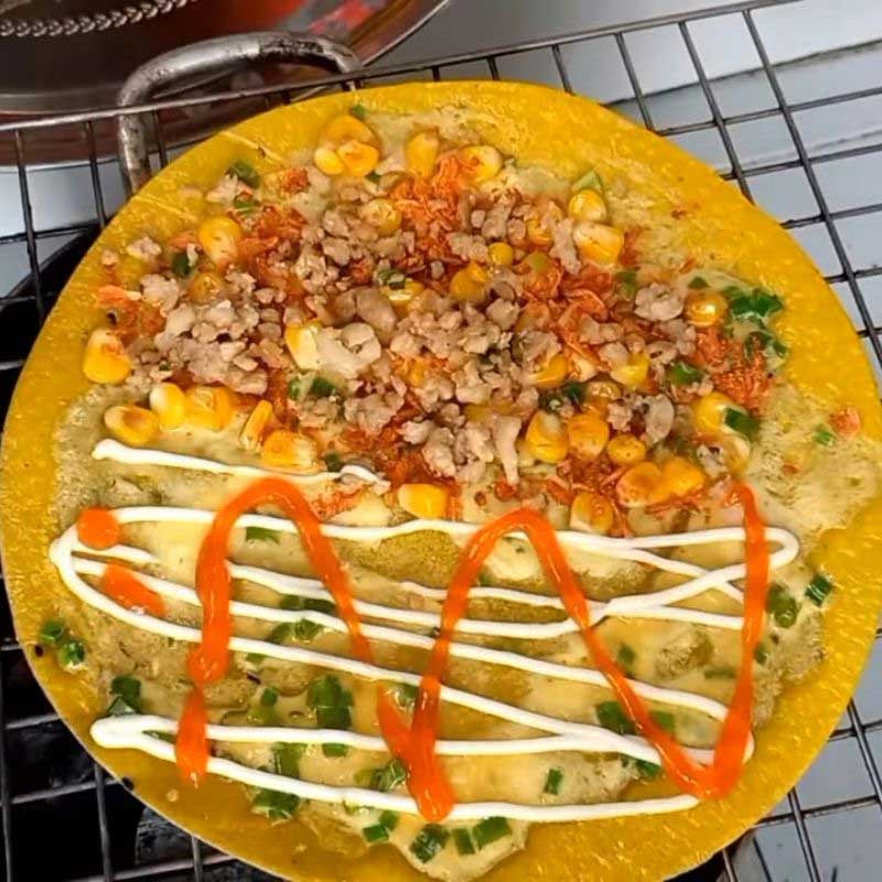 Bước 4 Hoàn thiện Pizza Đà Lạt với đầy đủ topping Bánh tráng nướng đà lạt